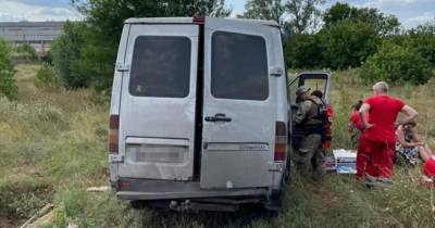 Шестеро пострадавших: на Луганщине пассажирский автомобиль вылетел в кювет