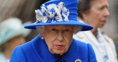 В цветочном платье: королева Елизавета провела онлайн-встречу