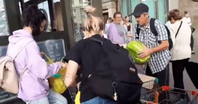 В РФ прохожие воровали арбузы, пока полиция оформляла протокол на продавца (видео)