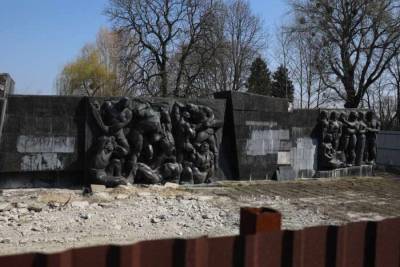 Во Львове приступили к окончательному разрушению монумента Славы