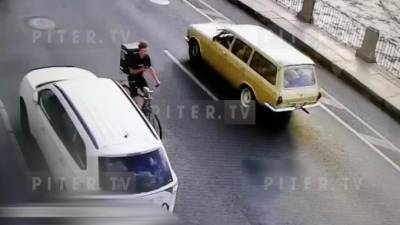 На набережной Фонтанки доставщик на велосипеде влетел в автомобиль - piter.tv - Санкт-Петербург