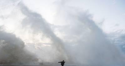 Залповый ливень в Сочи разрушил подпорную стену на пляже. Видео