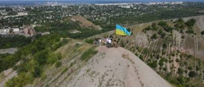 В Лисичанске к годовщине освобождения города от НВФ на самом высоком терриконе установили украинский флаг (фото)