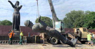 Во Львове завершили демонтаж советского Монумента Славы (ФОТО, ВИДЕО)