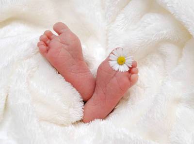Россиянка из-за ошибки врачей с эмбрионами на ЭКО родила чужого ребенка