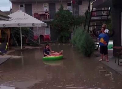 После потопа в курортной Кирилловке дети во дворах плавали на надувных матрасах