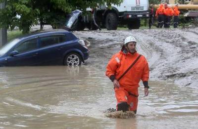 В Адлере и Сочи прошёл мощный ливень: затоплены дома, вышла из берегов река, водой уносит машины