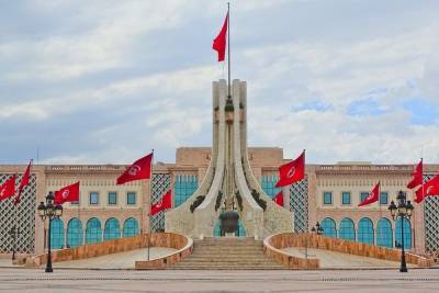 СМИ: власти Туниса продлили на полгода режим чрезвычайного положения