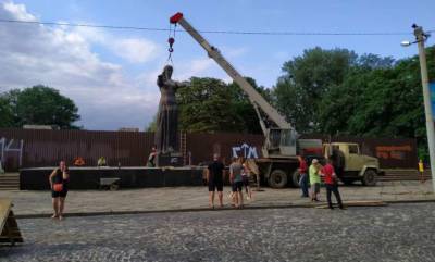 Во Львове ликвидировали монумент "боевой славы ВС СССР"