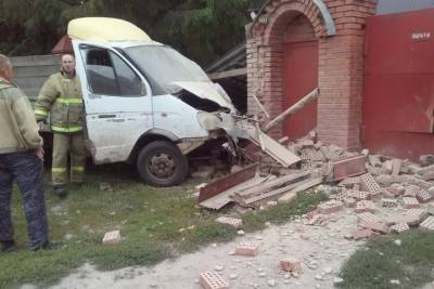 ГАЗель с пьяным водителем разнесла забор дома под Новосибирском