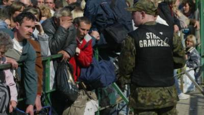 Отток заробитчан из Украины можно приостановить, если поднять зарплаты – социолог