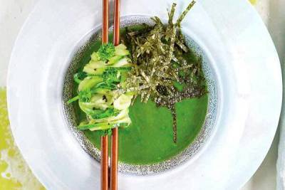 Суп из шпината, кабачков и капусты: рецепт продлевающего молодость блюда