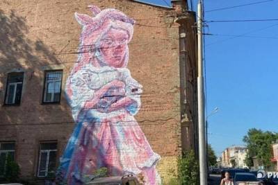Девушка-свинка продолжит украшать фасад здания в Томске