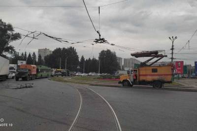 В Новосибирске ищут водителя, оборвавшего провода на Затулинке