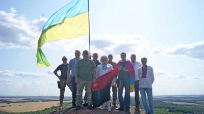 В Лисичанске на терриконе шахты Мельникова установили флаг Украины