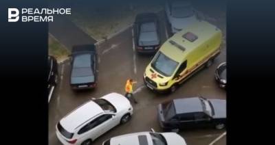 В Нижнекамске водитель BMW не пропускал «скорую» во дворе и оскорблял ее водителя