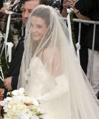 Жизнь после дворца: принцесса Люксембурга второй раз вышла замуж — в платье с черной лентой