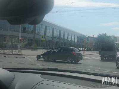 На оживлённом перекрёстке в Кемерове столкнулись две легковушки