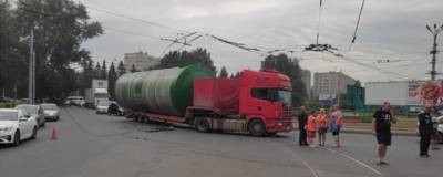 В Новосибирске разыскивают водителя грузовика, оборвавшего провода