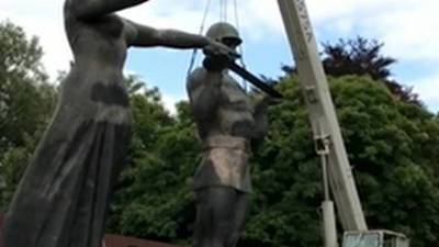 Во Львове снесли Монумент славы Советской армии