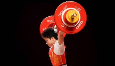 Хоу Чжихуэй с олимпийским рекордом выиграла золото в тяжелой атлетике