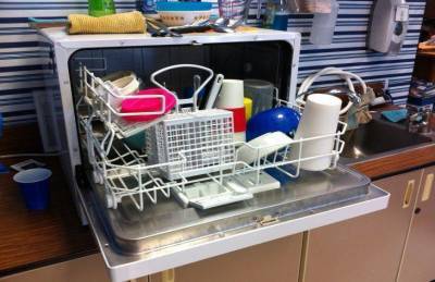 Зачем опытные хозяйки добавляют лимон в посудомоечную машину: полезная хитрость - skuke.net