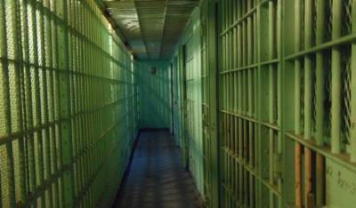 В США заключенных, переведенных под домашний арест, вернут в тюрьмы