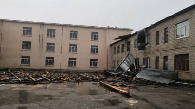 Порыв ветра снес крышу школы в Новоорске