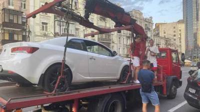 В Киеве пытались эвакуировать авто известного блогера: спор длился пять часов