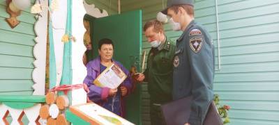 Сотрудники МЧС Карелии встретились с жителями поселка, подверженного угрозе лесного пожара