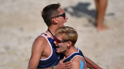 Лешуков и Семёнов стартовали с победы на турнире по пляжному волейболу на Олимпиаде