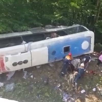 На горной дороге на Кубани опрокинулся автобус с туристами