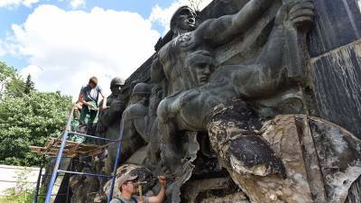 На Украине снесли Монумент славы Советской армии