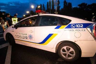 В Киеве на улице голый мужчина напал на женщину: полиция не ехала два часа