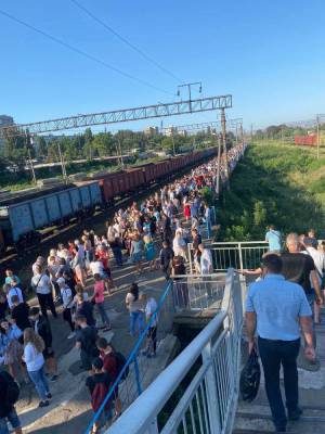 Под Одессой на вокзале показали гигантскую очередь: "дорога жизни" (фото)