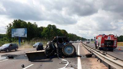 Трактор и автопоезд столкнулись на автодороге Минск-Дзержинск