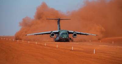 В Бразилии испытывают многоцелевой самолет KC-390 Millenium на грунтовой полосе (фото)