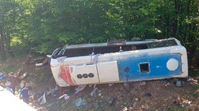 На Кубани опрокинулся автобус: два человека погибли, 20 пострадали