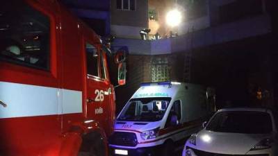 В Киеве мужчина прыгнул с 5 этажа и выжил, а затем "отбивался" от помощи