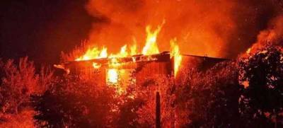 Огонь охватил дачный дом в Бердянске: есть жертвы