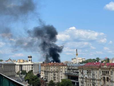 Мощный пожар разбушевался в центре Киева, в небо повалил черный дым: видео ЧП