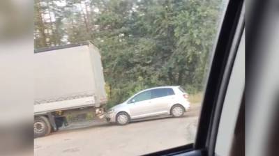 В Воронеже фура сдвинула с места припаркованную легковушку: появилось видео