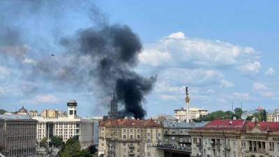 Над центром Киева поднялся черный столб дыма