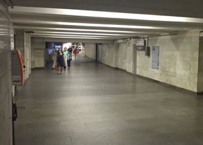 Курьез: в Киеве подземный переход «залатали» с помощью скотча. ФОТО