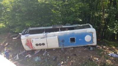 На Кубани автобус с туристами слетел с дороги: есть погибшие