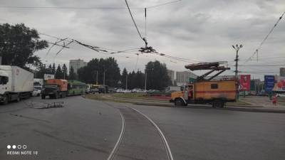 В Новосибирске разыскивается водитель, который оборвал троллейбусную линию