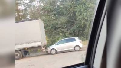 В Воронеже фура протаранила припаркованный автомобиль