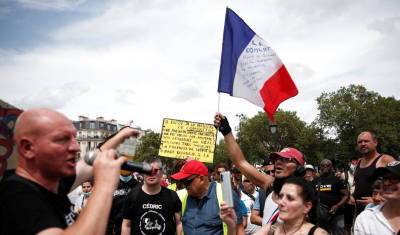 Французы снова вышли на акции протеста против санитарных пропусков