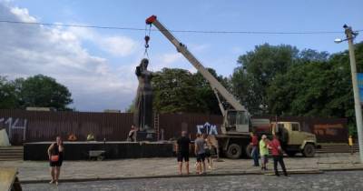 Отправили в "Территорию террора": во Львове демонтировали Монумент славы Советской армии (видео)