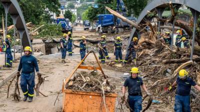 Querdenker и недовольные местные жители: в зоне наводнения добровольцев-волонтеров забросали грязью